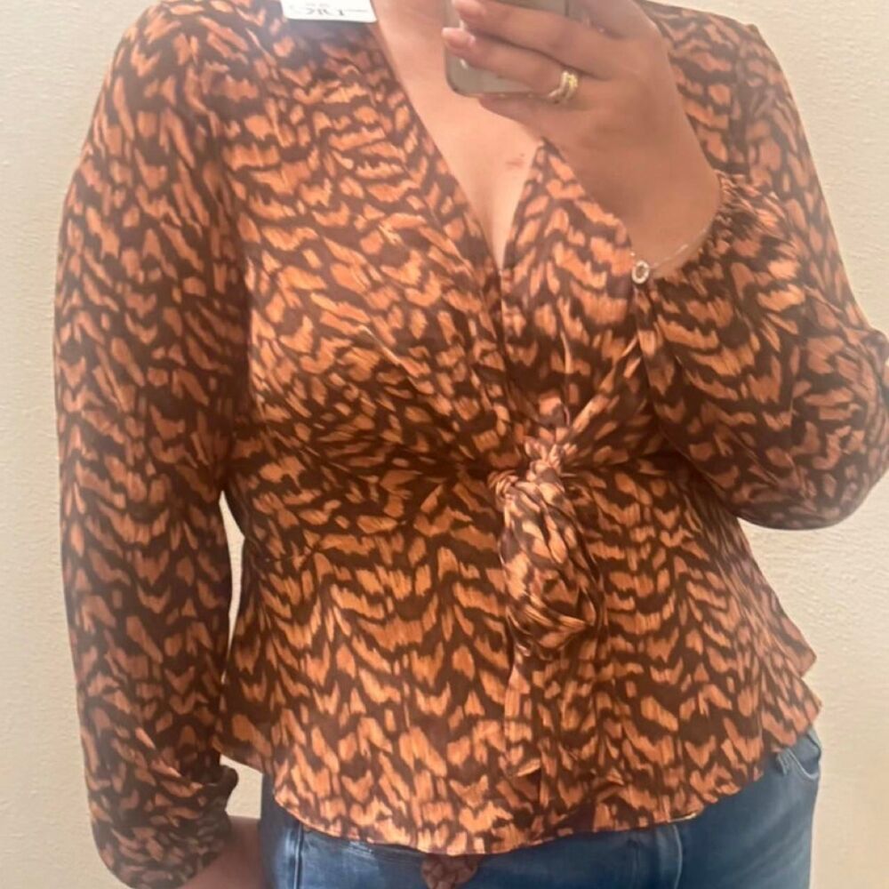 DR@ Brown and tan leopard print blouse size XL